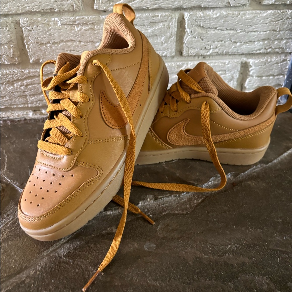 Nike kids sneakers 3.5